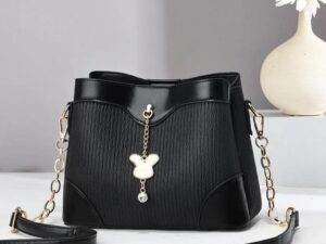 Chic sac noir avec corde bandoulière